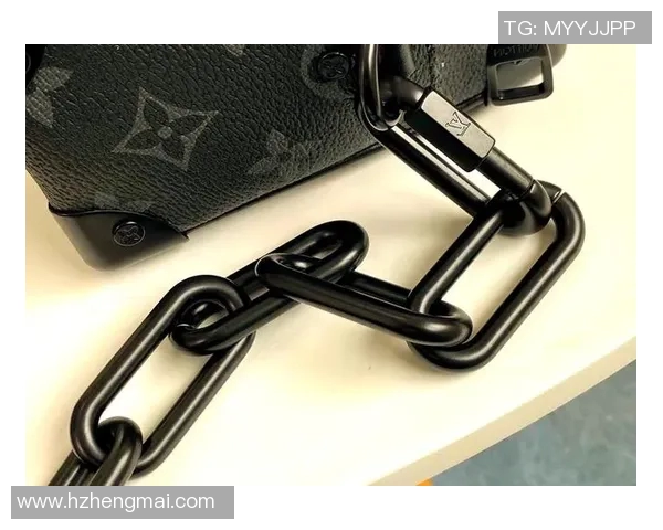 LV足球明星洗漱包时尚与运动的完美结合让你随时展现个性魅力 LV足球明星洗漱包时尚与运动的完美结合让你随时展现个性魅力