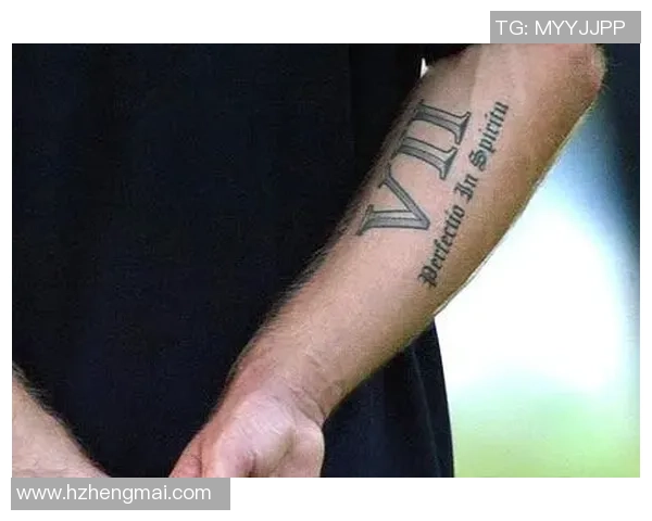 足球明星为爱妻纹上眼睛图案展现深情厚谊与独特艺术风格